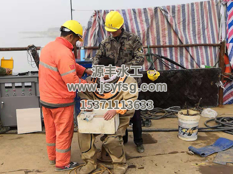 钢围堰水下吸泥